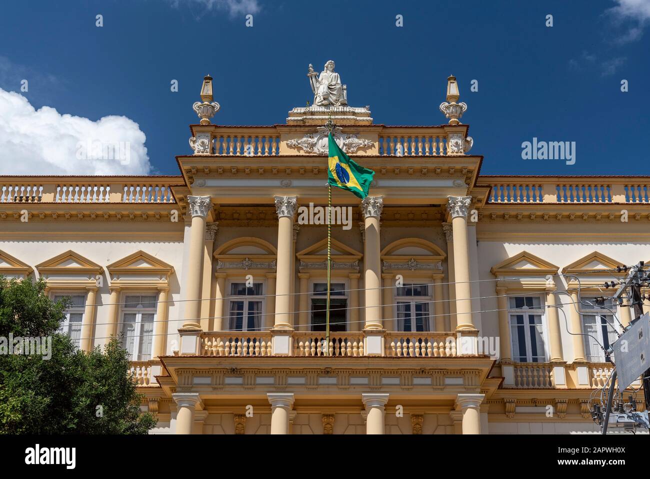 View to historic yellow Palace of Justice building in central Manaus,  Amazonas, Brazil Stock Photo - Alamy