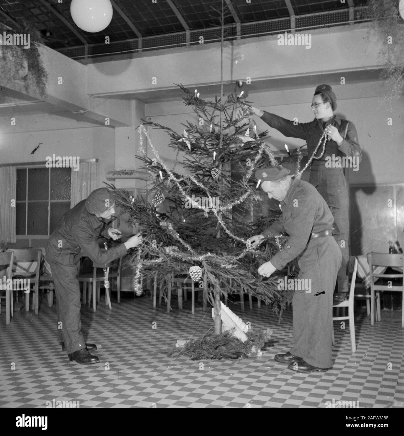 Reportage Soldiers Military Harness A Christmas Tree On Date: 1939  Keywords: Christmas Trees, Military Institution Name: Beehive Stock Photo -  Alamy