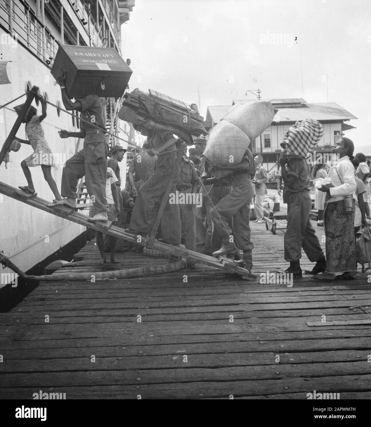 Embark X Battalion Infantry (Gadjah Merah) on board ¨Plancius¨  [Military, women and children go aboard] Annotation: Sleeve 943 Date: 22 January 1948 Location: Indonesia, Dutch East Indies, Padang, Sumatra Stock Photo