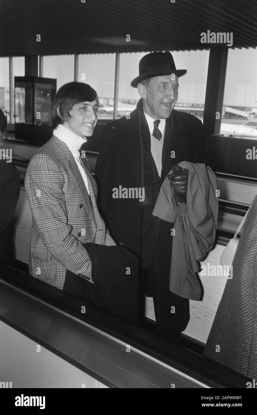 Minister Luns and Johan Cruijff leave together to Madame Tussaud's Wax ...