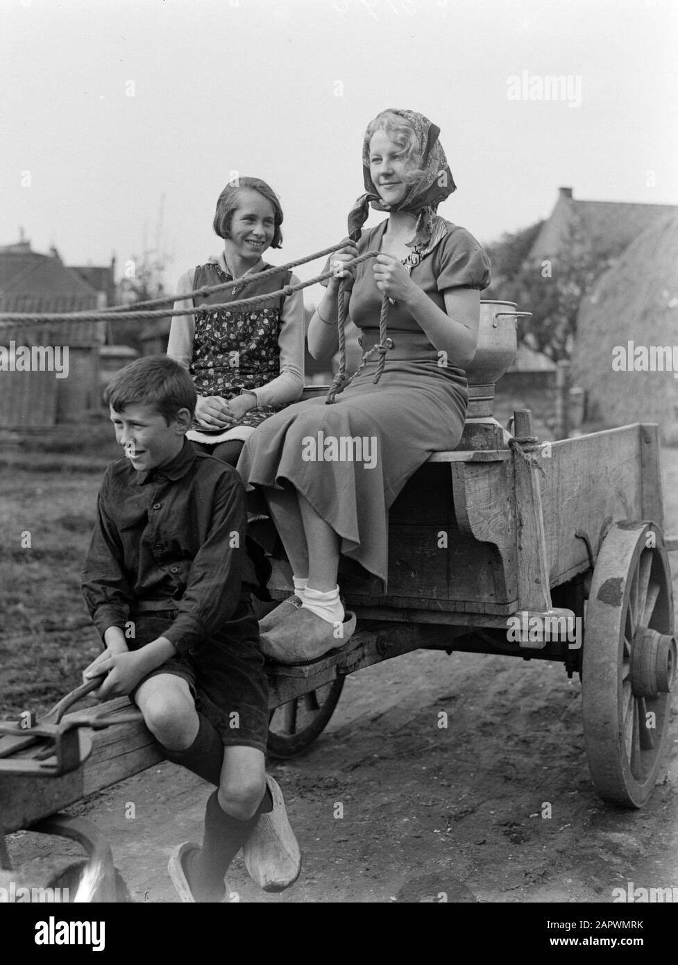 Reportage model  Model Eva Waldschmidt in Broek in Waterland on a horse and carriage with two children, probably the children Wiedemeyer Date: 1933 Location: Pants in Waterland Keywords: photo models, horse-and-cart, women Personal name: Waldschmidt, Eva Stock Photo