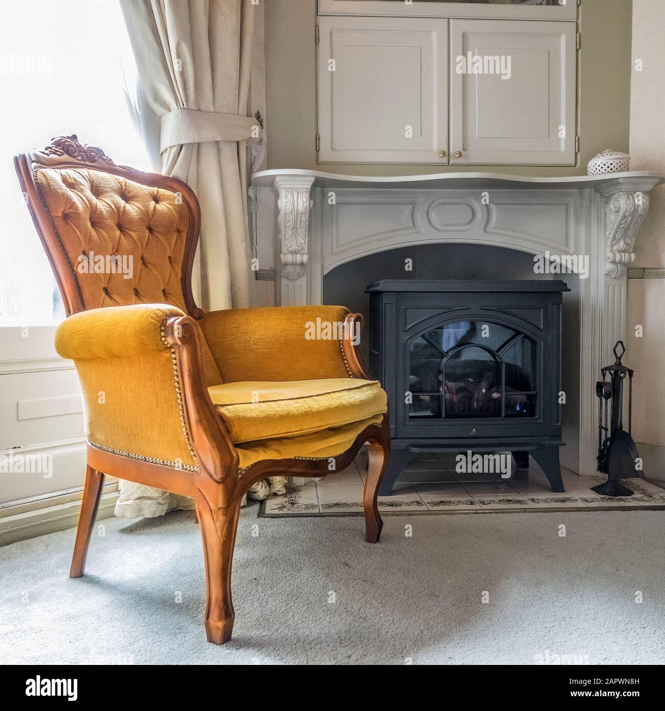 Brown leather sofa fireplace hires stock photography and images Alamy