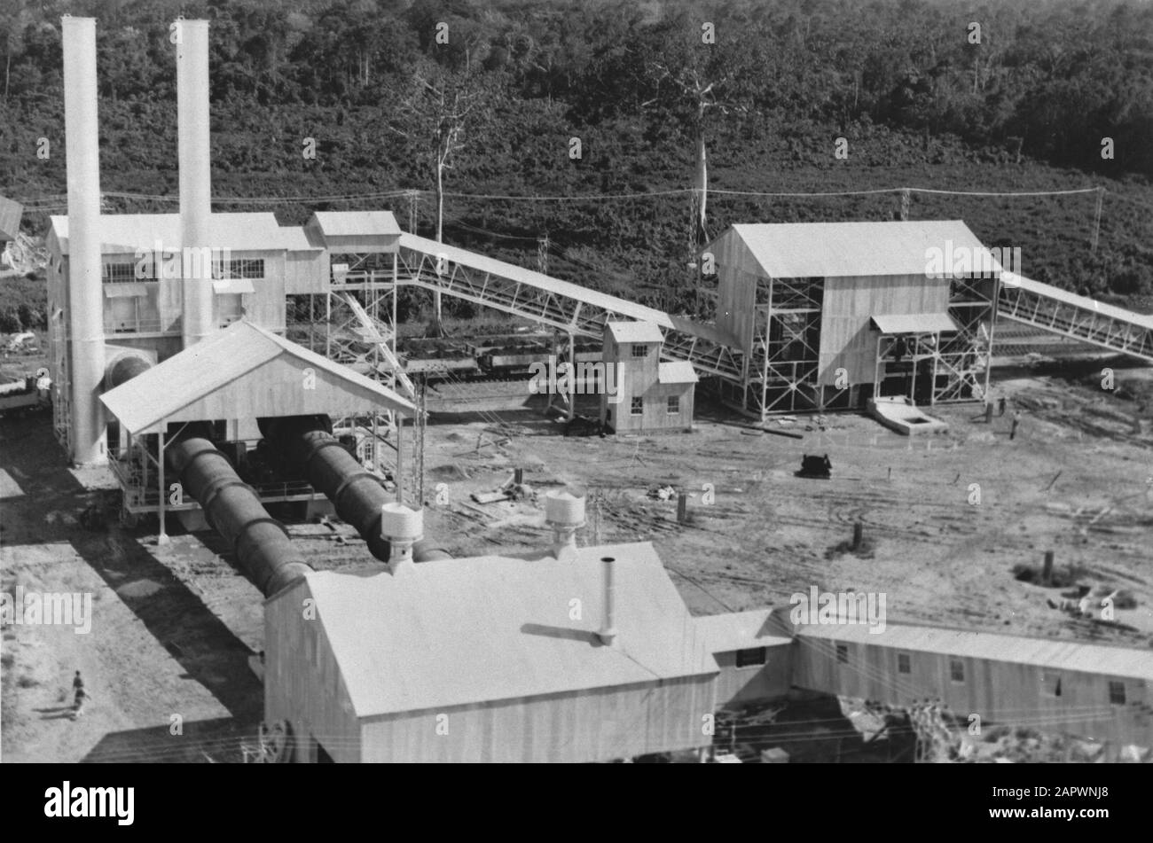 Wi [West Indies]/Anefo London series  Moengoe. Bauxite mine and factory Date: {1940-1945} Location: Suriname Keywords: bauxite mines, World War II Personal name: Paranam, Suriname River Stock Photo