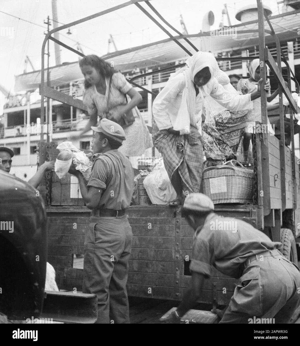 Embarking X Battalion Infantry (Gadjah Merah) on board ¨Plancius¨ Date: 22 January 1948 Location: Indonesia, Dutch East Indies, Padang, Sumatra Stock Photo