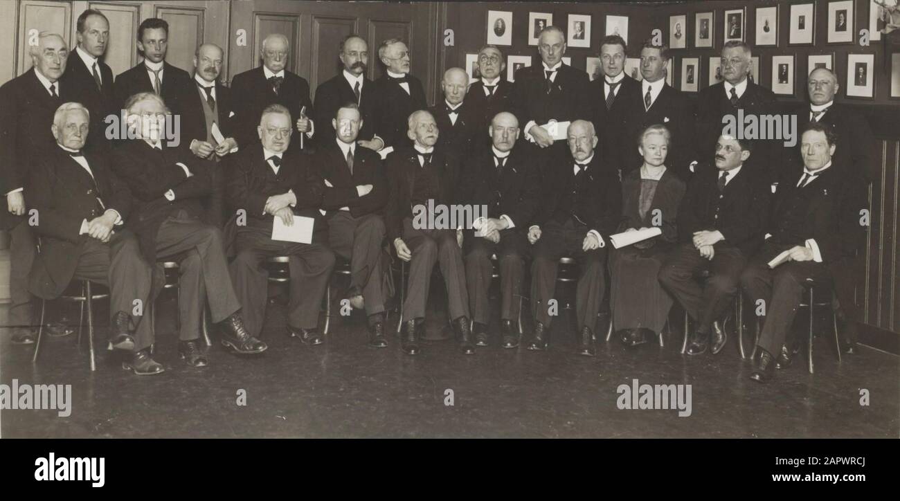 Physics Society in Groningen (1926) Physics Society in Groningen. Sitting  (1) W.W. Schipper, (2) Prof. Dr. G. Heymans, (3) Dr. Tj. L. Dijksterhuis,  (4) jr. mr. A.W.L. Tjarda van Starkenborgh Stachouwer (Commissioner