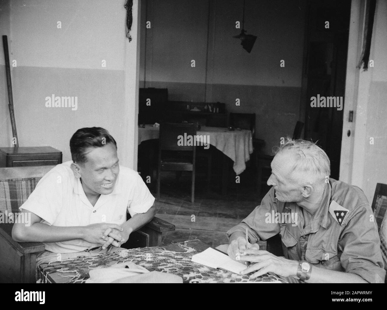 Advances from Fort de Kock to Pajancombo (in Baso)  [Dutch intelligence officer? in conversation or questioning with Indonesian man] Date: 23 December 1948 Location: Bukittinggi, Indonesia, Dutch East Indies, Sumatra Stock Photo