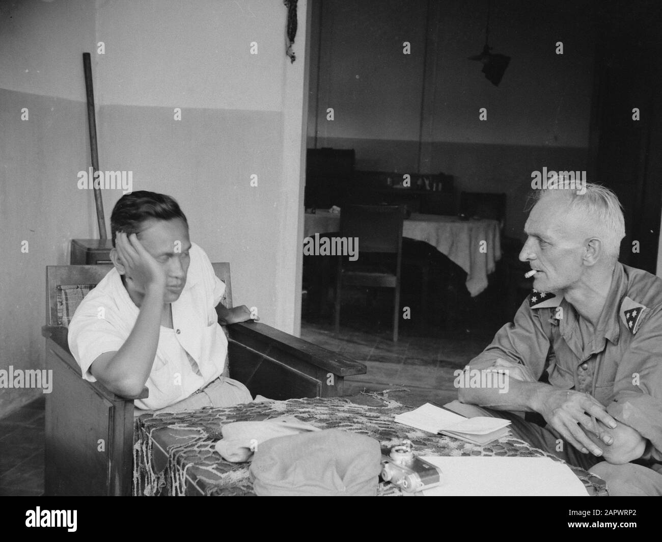 Advances from Fort de Kock to Pajancombo (in Baso)  [Dutch intelligence officer? in conversation or questioning with Indonesian man] Date: 23 December 1948 Location: Bukittinggi, Indonesia, Dutch East Indies, Sumatra Stock Photo