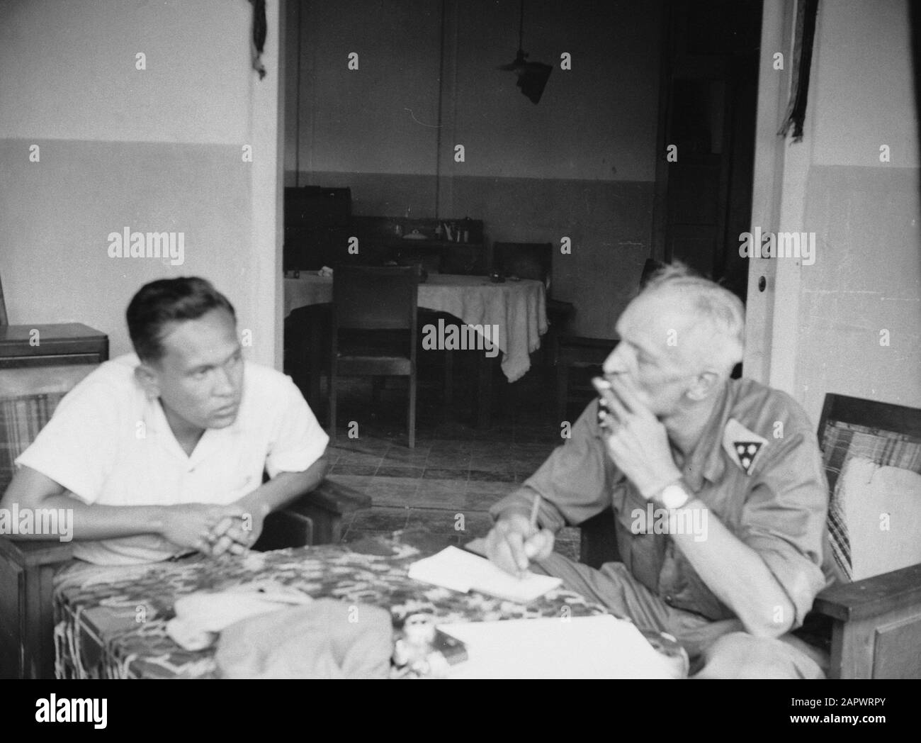 Advances from Fort de Kock to Pajancombo (in Baso)  [Dutch intelligence officer? in conversation or questioning with Indonesian man] Date: 23 December 1948 Location: Bukittinggi, Indonesia, Dutch East Indies, Sumatra Stock Photo