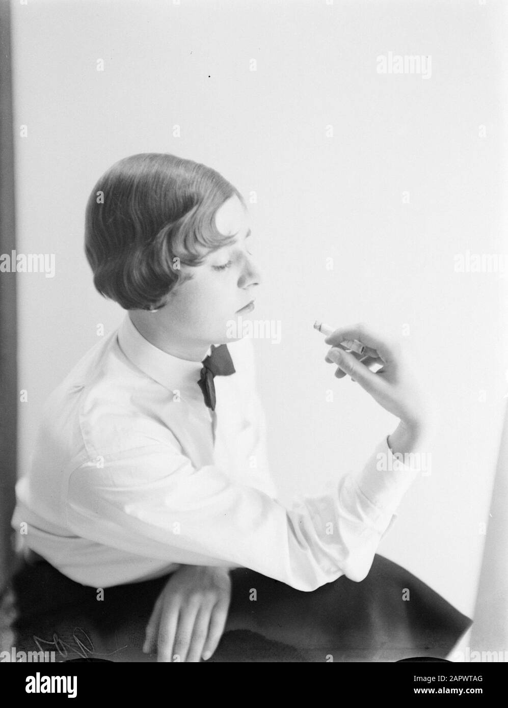 cigarette en anglais Advertising photography Nell Langlais, wife of William van de Poll with  cigarette Annotation: Presumably of series Rookarticles I, number 1932-523,  Nell with cigarette Clysma Date: 1 January 1932 Keywords: smoking goods,  cigarettes