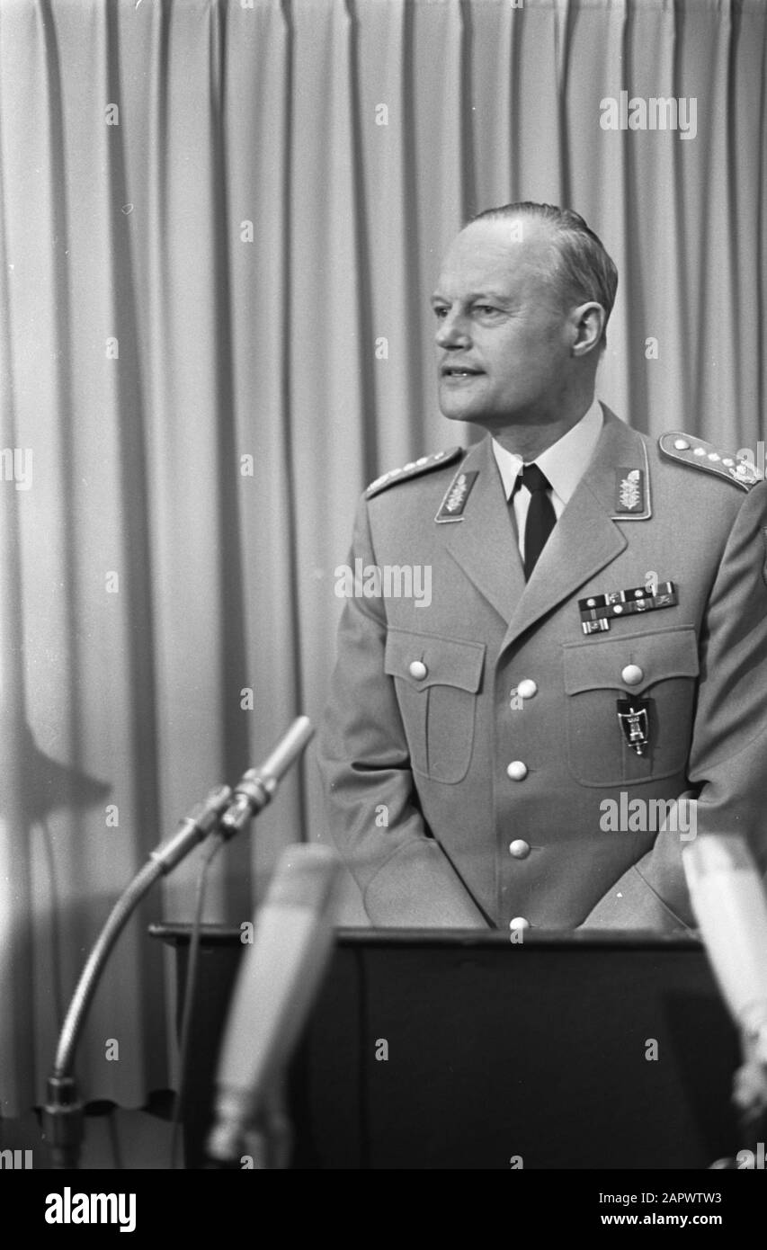 New commander afcent hi-res stock photography and images - Alamy, image size:853x1390