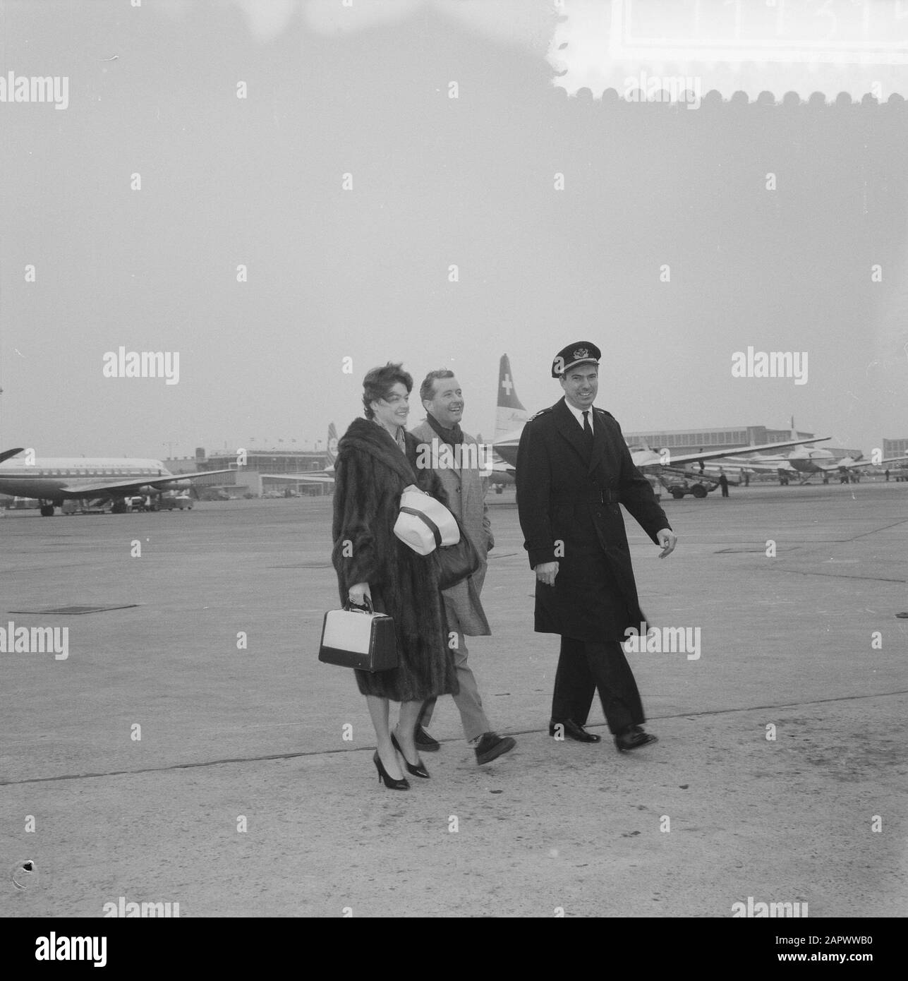 Departure Teddy Scholten to London to award prizes at the Eurovision Song Contest 1960 Date: 29 March 1960 Location: Noord-Holland, Schiphol Keywords: artists, song festivals, Departures, airports Personname: Scholten, Teddy Stock Photo