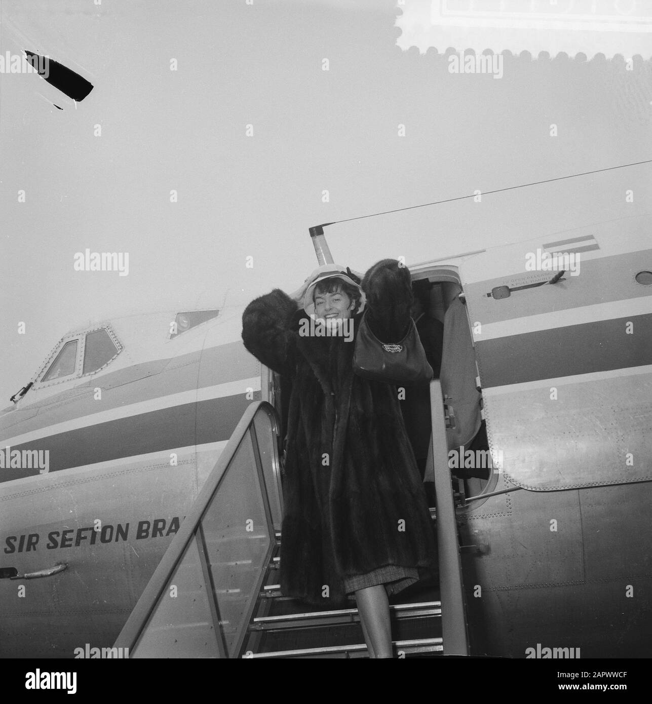 Departure Teddy Scholten to London to award prizes at the Eurovision Song Contest 1960, Teddy on the stairs Date: March 29, 1960 Location: Noord-Holland, Schiphol Keywords: artists, song festivals, departures, airplanes, airfields Personal name: Scholten, Teddy Stock Photo