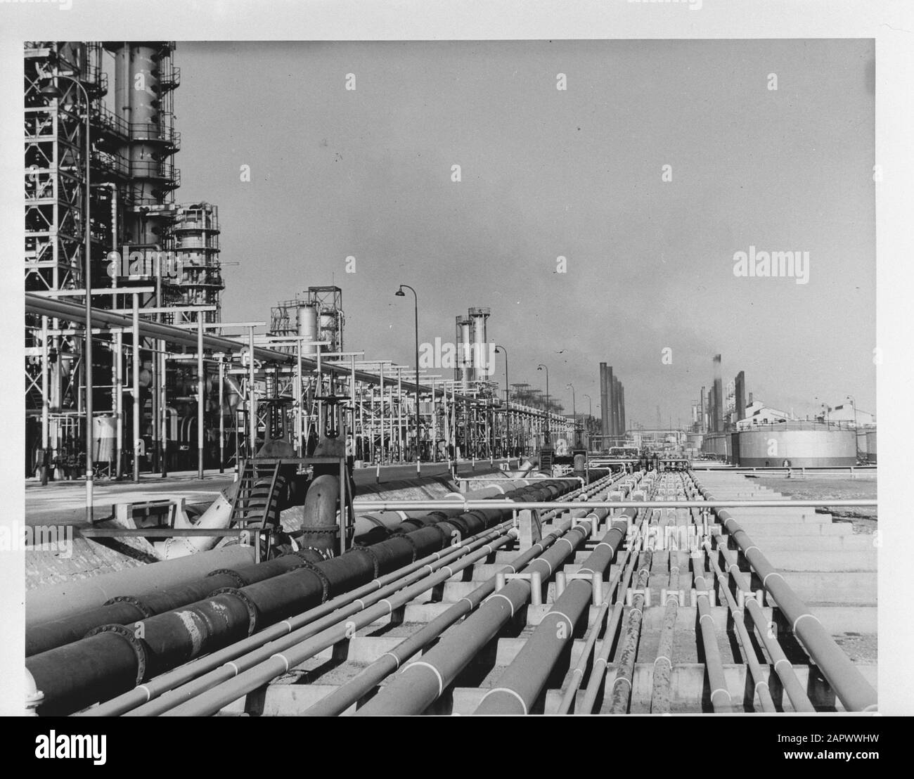 Wi [West Indies]/Anefo London series Oil refinery of the Royal Dutch