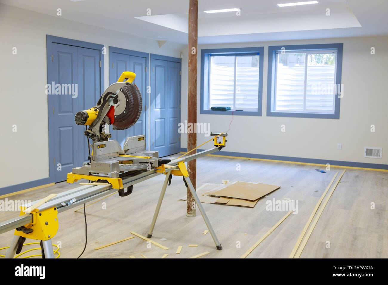 Cutting shoe molding using circular saw construction building industry