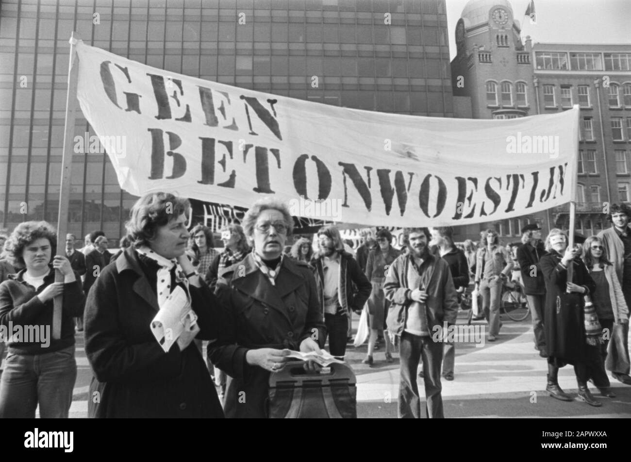 Opening Amsterdam metro in the presence of Princess Beatrix and Prince Claus, protesters with coffin and funeral wreaths Date: October 14, 1977 Location: Amsterdam, Noord-Holland Keywords: protesters, metrobuilding, openings Stock Photo