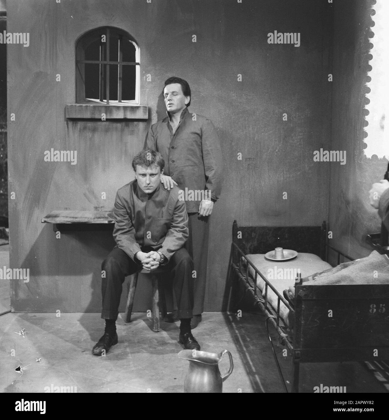 Television Game Night en Wrath, Rob de Vries (Jean and Peter Oosthoek (Lecocq) in the cell Date: May 3, 1960 Keywords: Television games Personal name: Jean, Lecocq, Peter Oosthoek, Vries, Rob the Stock Photo