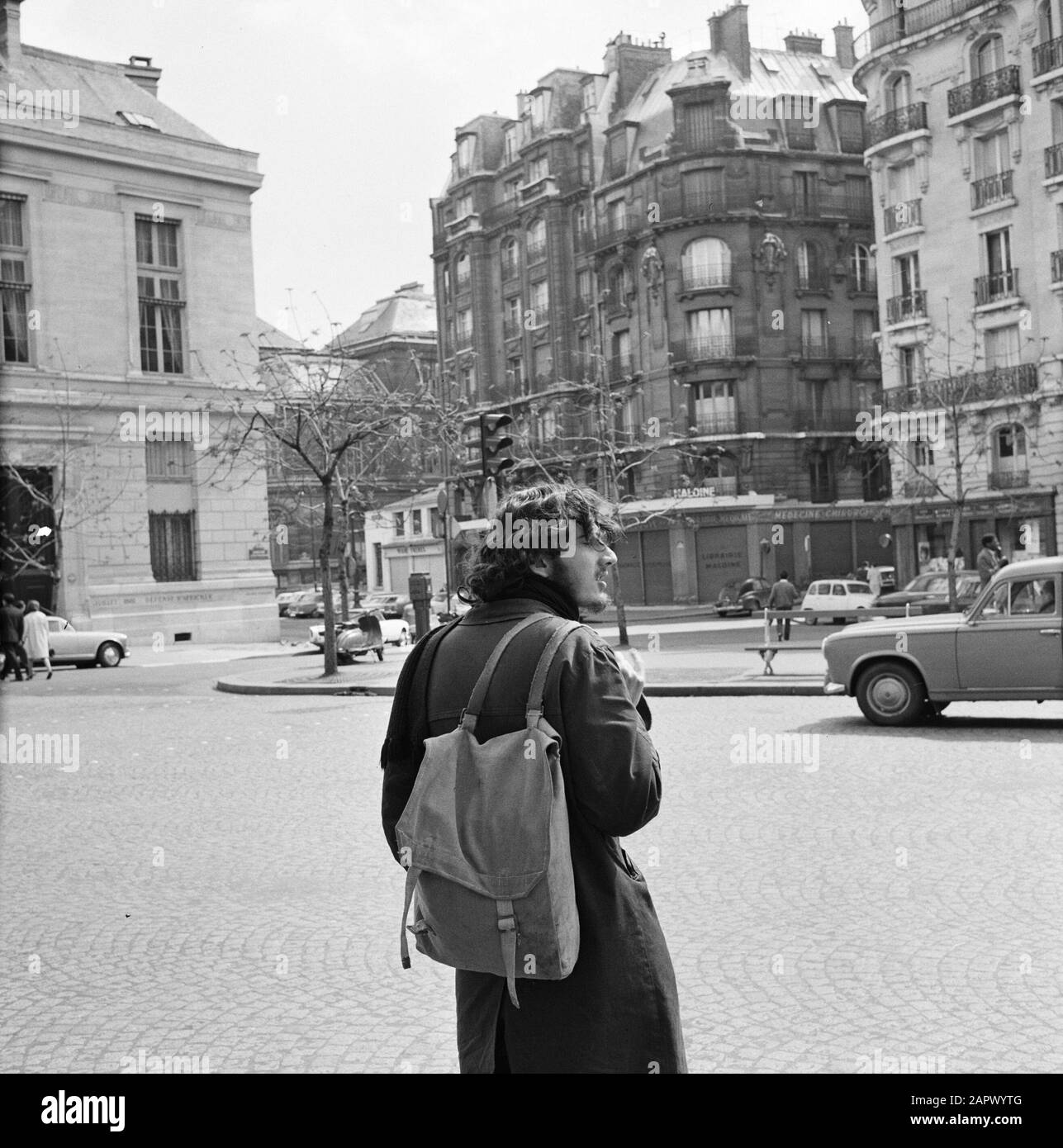 Pariser Bilder [The street life of Paris]  crossing 'beatnik' in Saint-Germain-des-Prés Annotation: District in the sixth and seventh arrondissement of Paris, traditionally populated by artists, students and intellectuals Date: 1965 Location: France, Paris Keywords: beatniks, street images, pedestrian Stock Photo