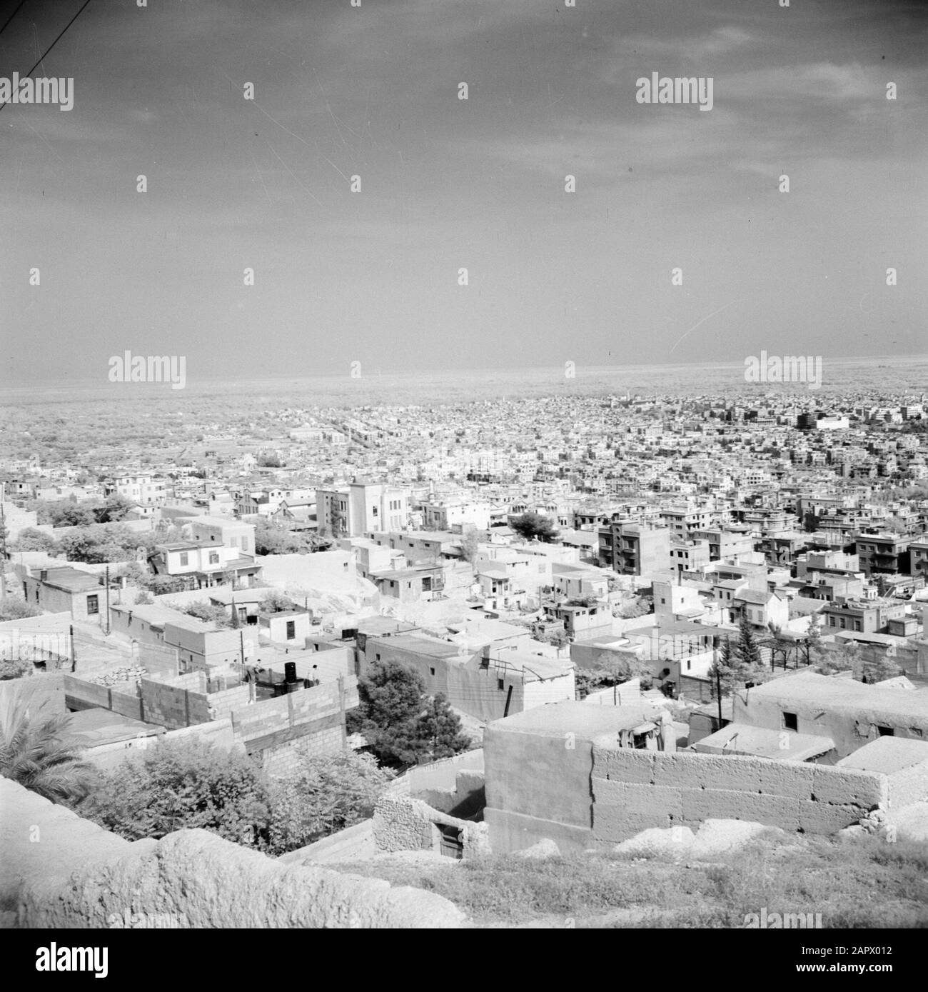 Middle East 1950-1955: Syria View of the city of Aleppo with the citadel  above Date: 1950 Location: Aleppo, Syria Keywords: fortresses, landscapes,  panoramas Stock Photo - Alamy