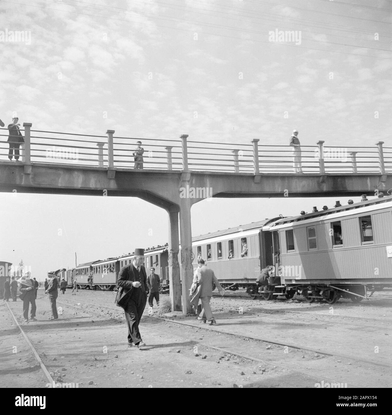 Middle East 1950-1955: Train journey from Amman to Damascus Passengers at a  station Date: 1950 Location: Jordan, Syria Keywords: walkways, travelers,  trains Stock Photo - Alamy