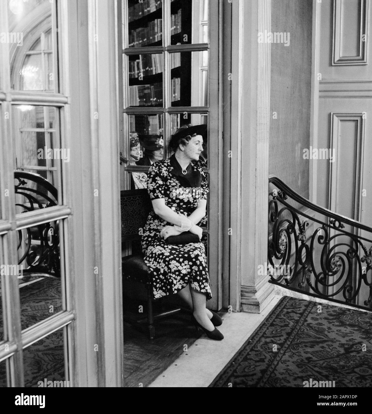 Speech Štefan Osuský for the Académie Diplomatique International  Pavla Osuská, wife of the Czechoslovak ambassador in France Štefan Osuský, listens to the Annotation: The subject of Osusky's speech was the 'L'equilibre Politique de l'Europe' (the political balance of power of Europe). Date: June 23, 1938 Location: Paris Keywords: diplomats, hearings, speeches, women Personal name: Vachková-Osuská, Pavla Stock Photo