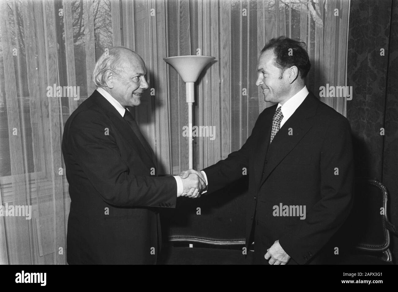 Premier Den Uyl receives Foreign Minister of the GDR, Oskar Fischer; greeting Date: January 24, 1977 Location: D.D.R., Germany Keywords: greetings, receipts Personal name: Uyl, Joop den Stock Photo