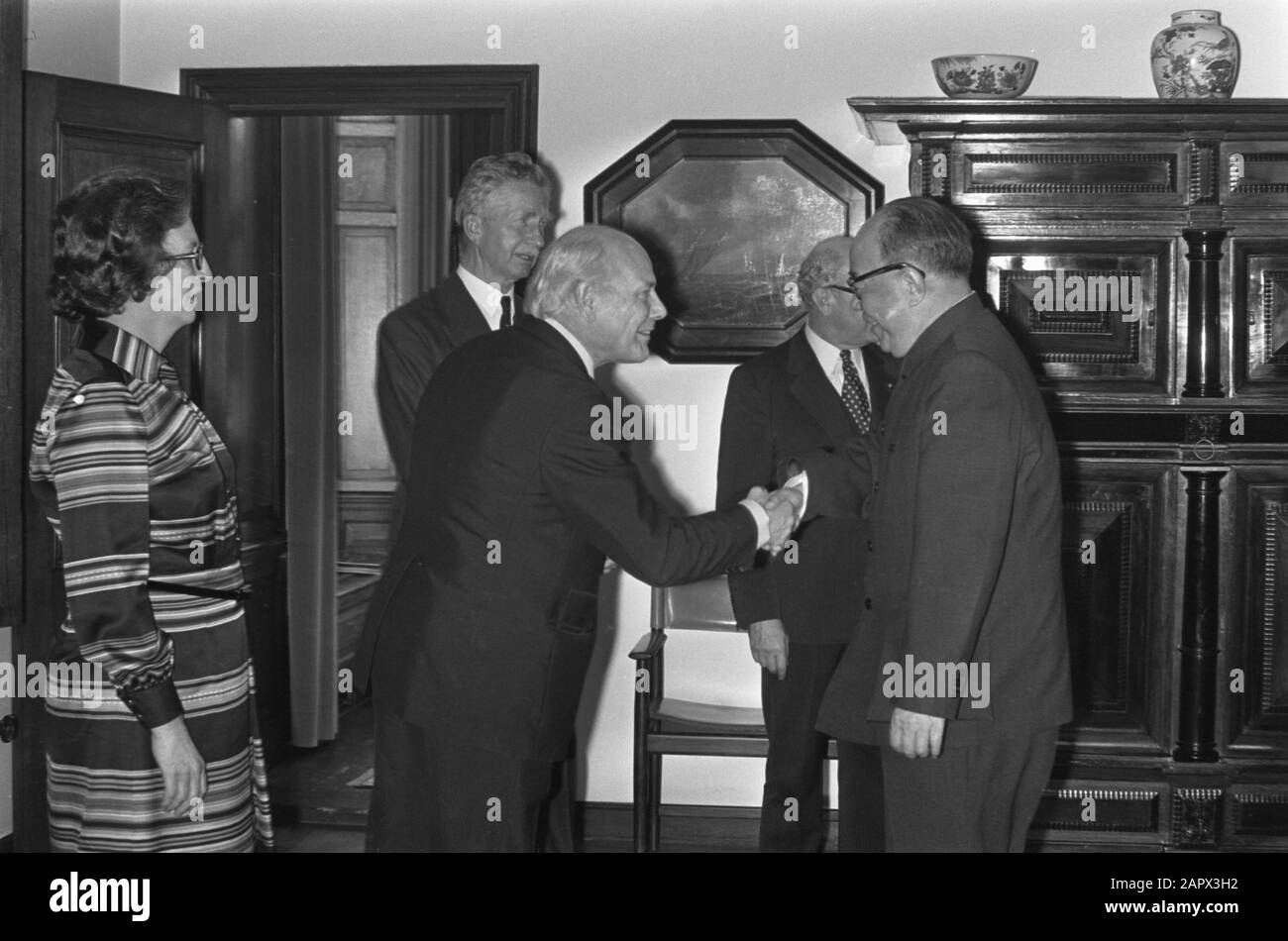 Premier Den Uyl receives Corps Diplomatique at Catshuis Den Uyl greets the ambassador of the People's Republic of China, left Mrs. Den Uyl/Date: 5 June 1973 Location: China Keywords: ambassadors, receipts Personal name: Uyl, Joop den Stock Photo