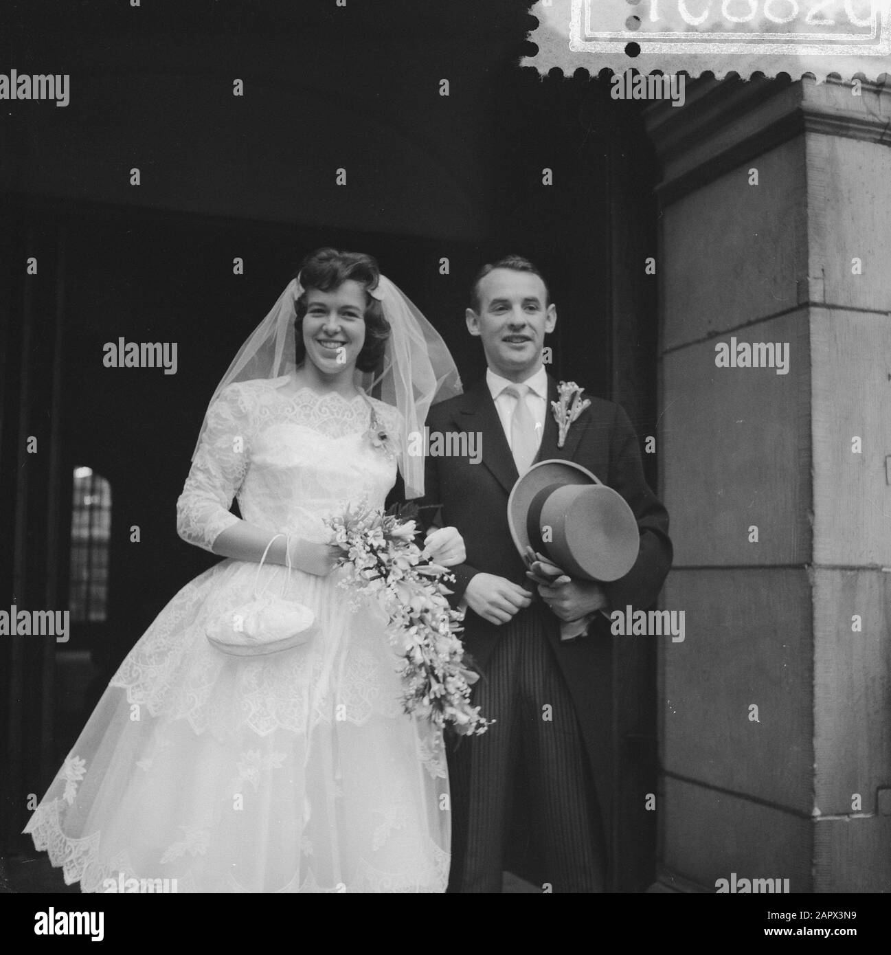 Marriage of the Ajax player Gus van Ham with Miss Munnik Date: December 16, 1959 Keywords: marriages, sports, Footballers Personal name: Gus van Ham, Miss Munnik Stock Photo