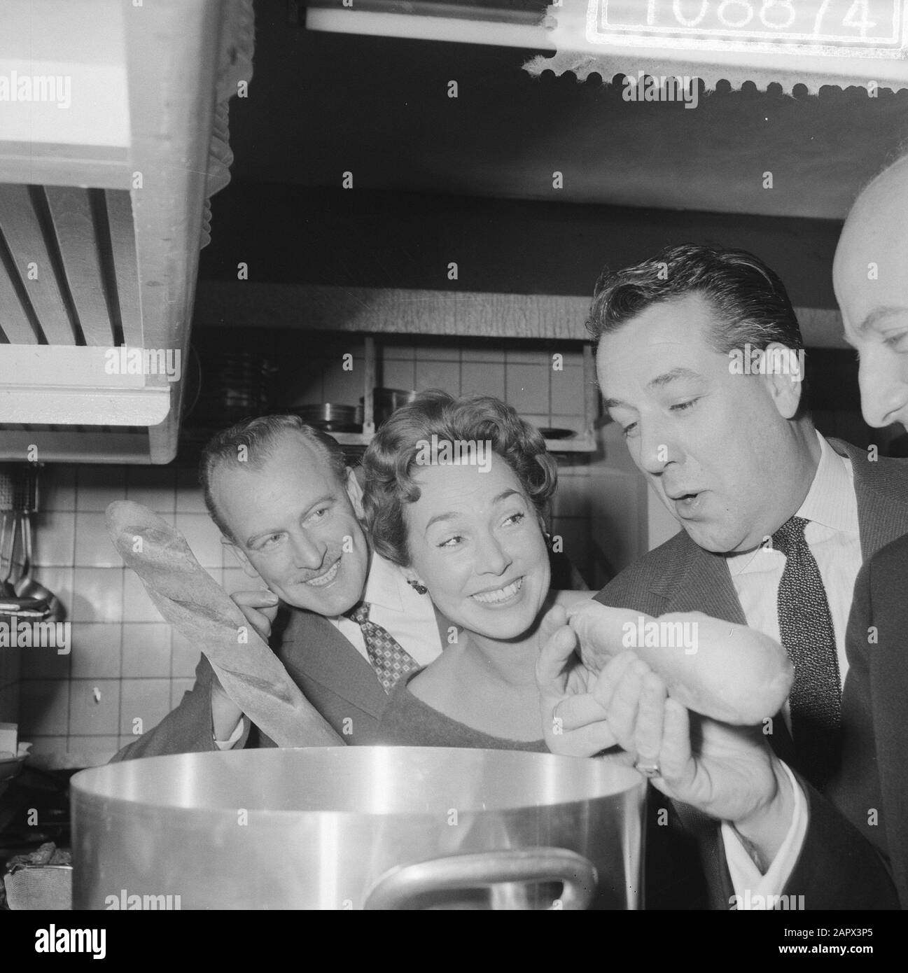 Opening Spanish restaurant La Costa Brava in Amsterdam from l.n.r. Evert Smit, mr. Stadss, mrs. Van Dijk, Ko van Dijk Date: 18 December 1959 Location: Amsterdam, Noord-Holland Keywords: Openings, restaurants Personal name: Dijk, Ko van, Evert Smit, Mrs. van Dijk Stock Photo