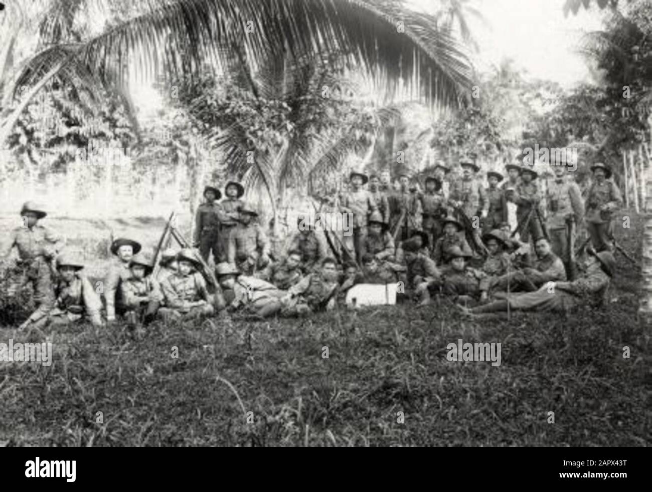 War, World War I. Mobilisation volunteers Dutch IndiAfter recognition by the government, the white and native volunteers are provided with clothing and weapons by the government and practice with them. Group photo after a field service exercise at Buitenzorg (at Batavia), Java, Ned. The present Indonesia 1915. Stock Photo