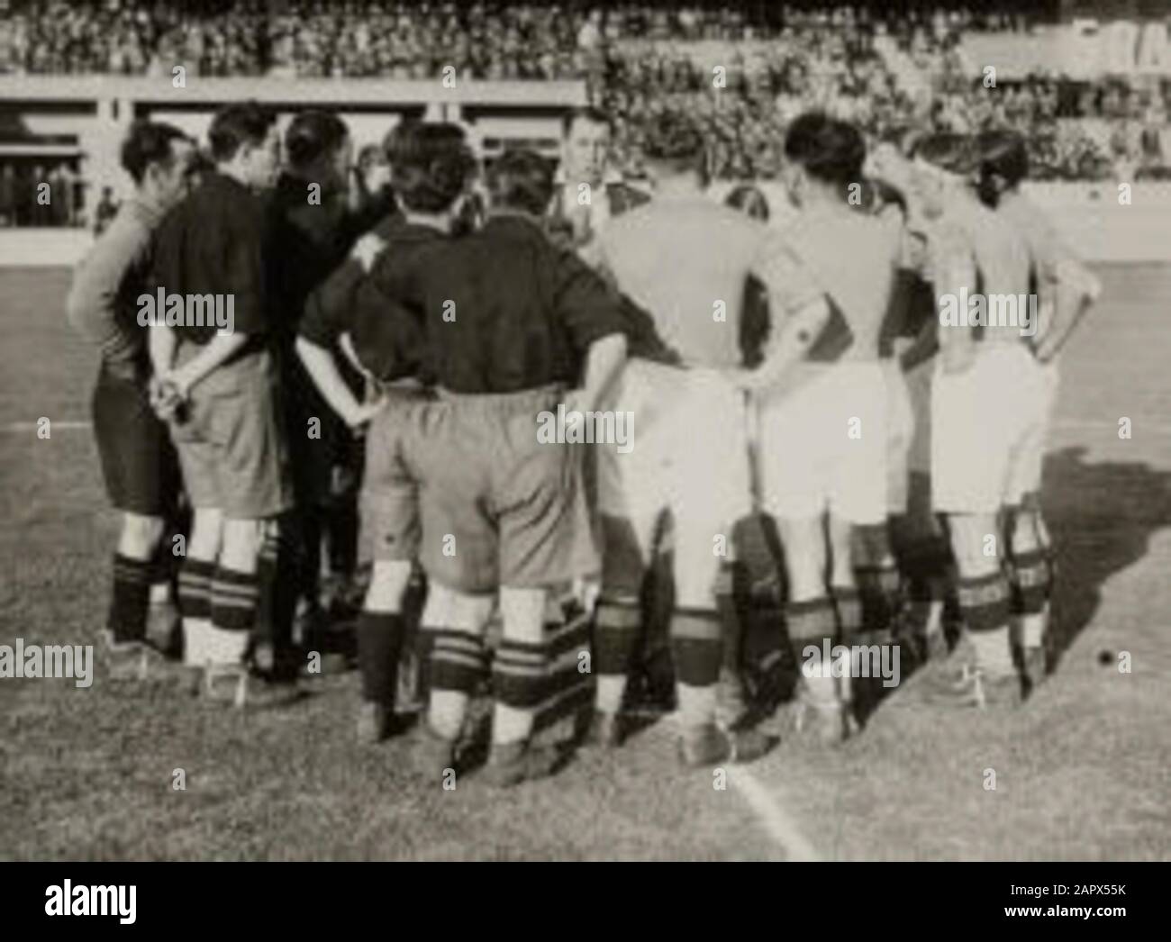 Sport, 1928 Olympics, Amsterdam, Football, Quarter finals, 1st match Spain-Italian results 1-1). Recording: Referee D.Lombardi from Uruguay explains the rules to the football players. Stock Photo