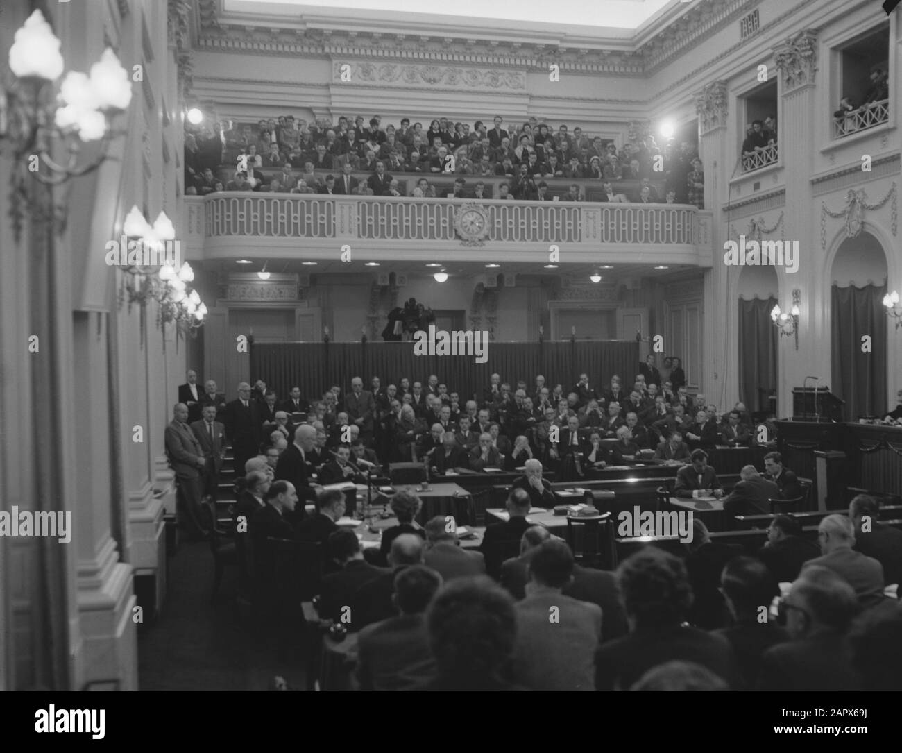 Crowded meeting room Black and White Stock Photos & Images - Alamy