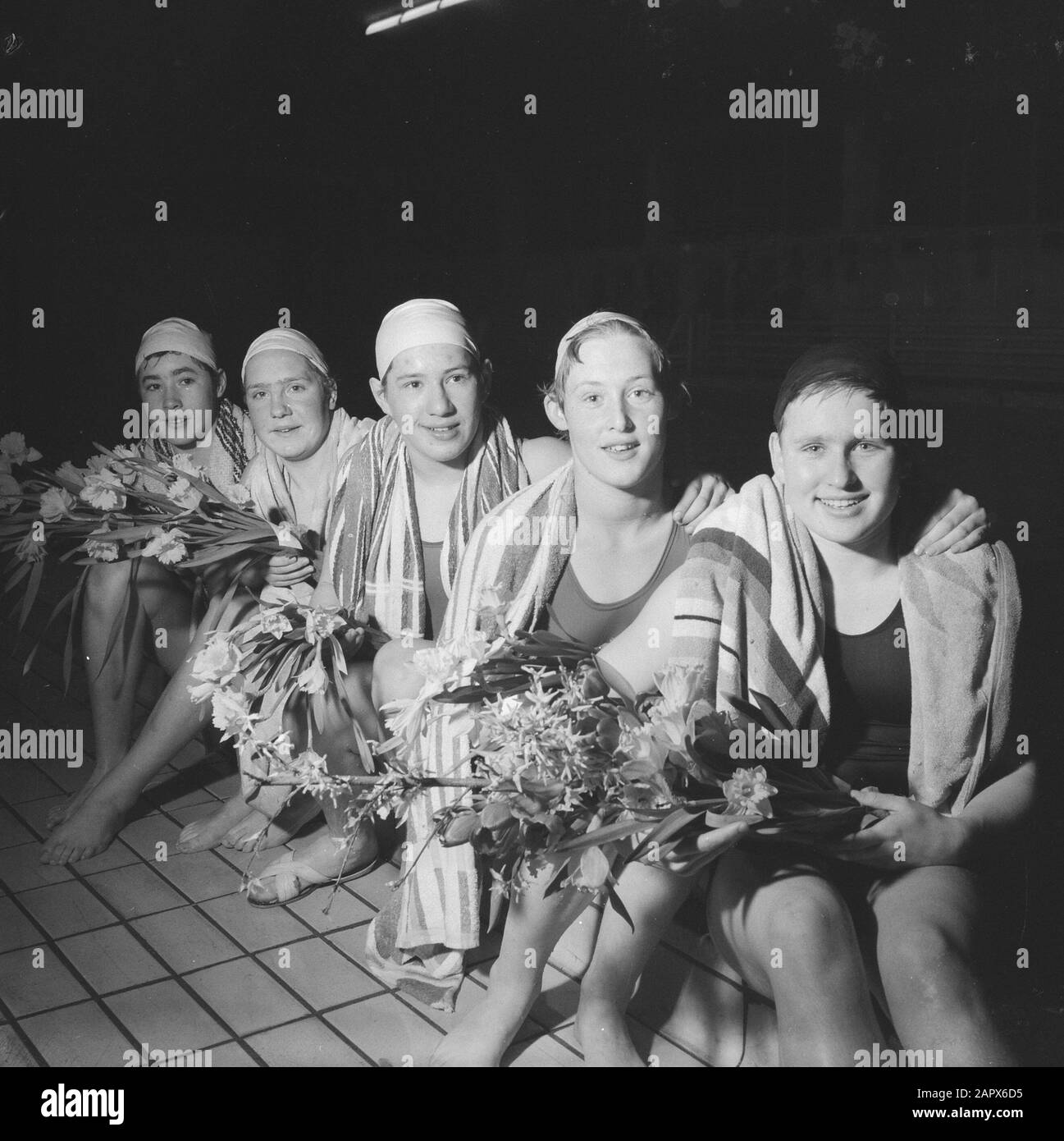 Improvement of two Dutch records by the swimming club Naarden, v.l.n.r. Adrie Lasterie, T. Lagerberg, Dini Koopman, Willy Lambour and Marianne Heemskerk Date: March 10, 1960 Keywords: Swimming clubs Personal name: Heemskerk, Marianne, Koopman, Dinie, Lambour, Willy, Lasterie, Adrie, Zagerberg, T. Stock Photo
