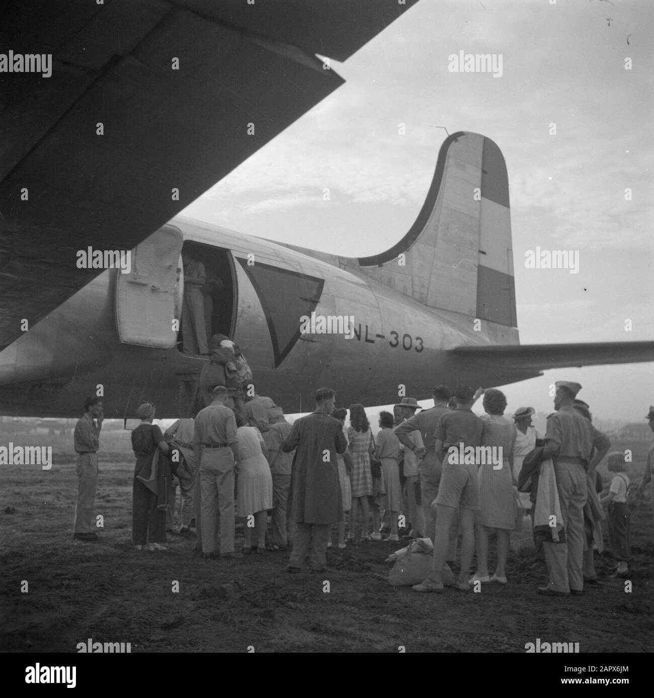 https://c8.alamy.com/comp/2APX6JM/war-volunteers-in-malacca-and-indonesia-repatriation-at-kemajoran-airport-of-batavia-annotation-douglas-c-54-skymaster-with-license-plate-nl-303-date-november-1945-location-bandung-batavia-indonesia-jakarta-kemajoran-dutch-east-indies-keywords-passengers-repatriation-airports-2APX6JM.jpg
