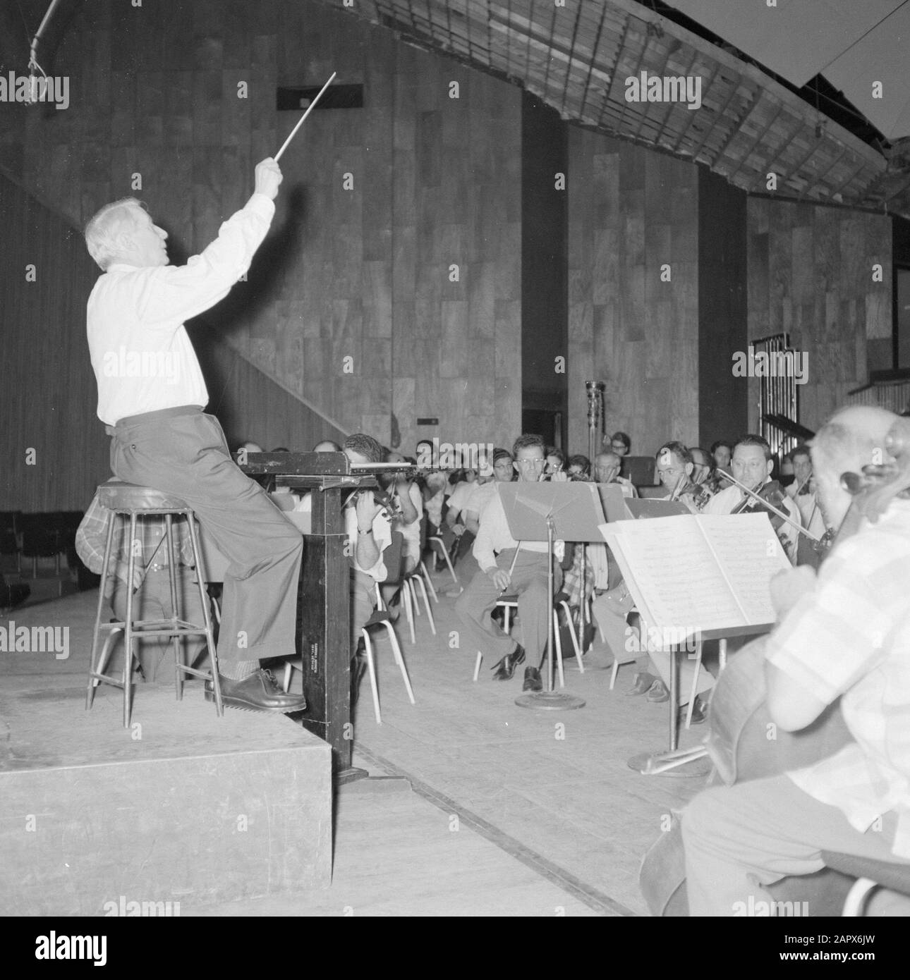 Israel 1964-1965: Tel Aviv, orchestra  Rehearsal of an orchestra, presumably the Israel Philharmonic Orchestra in the Mann auditorium Date: 1964 Location: Israel, Tel Aviv Keywords: conductors, interiors, music, orchestras, rehearsals Personal name: Münch, Charles Stock Photo
