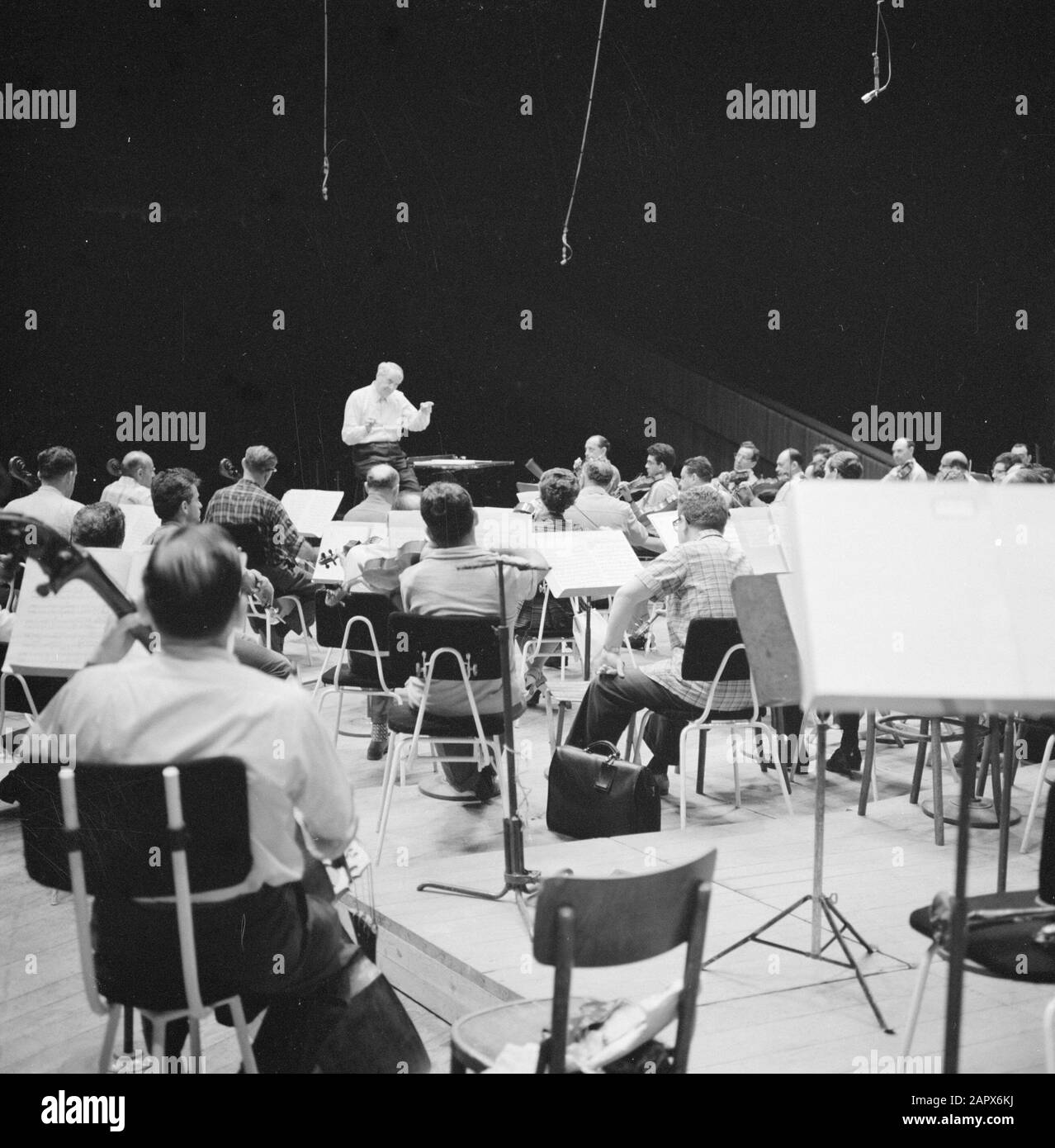 Israel 1964-1965: Tel Aviv, orchestra  Rehearsal of an orchestra, presumably the Israel Philharmonic Orchestra in the Mann auditorium Date: 1964 Location: Israel, Tel Aviv Keywords: conductors, interiors, music, orchestras, rehearsals Personal name: Münch, Charles Stock Photo