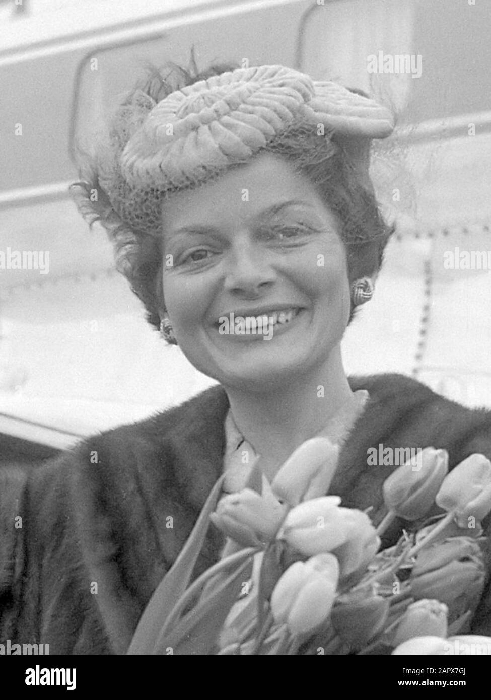 De Zwitserse zangeres Lys Assia op Schiphol  17 maart 1957 Stock Photo