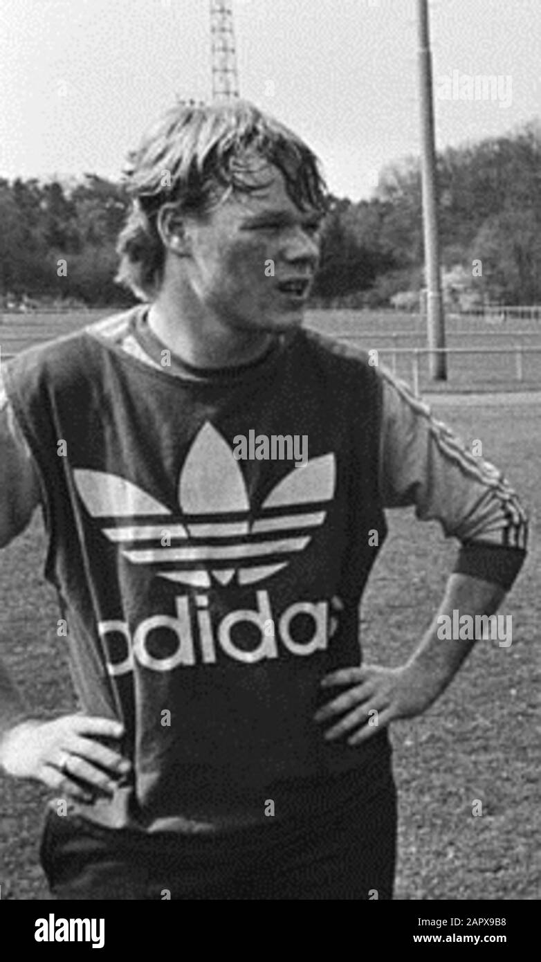 Training of the Dutch football team in Zeist. enRonald Koeman. Photography by R.C. Croes/Anefo Training of the Dutch football team in Zeist. enRonald Koeman. Photography by R.C. Croes/Anefo