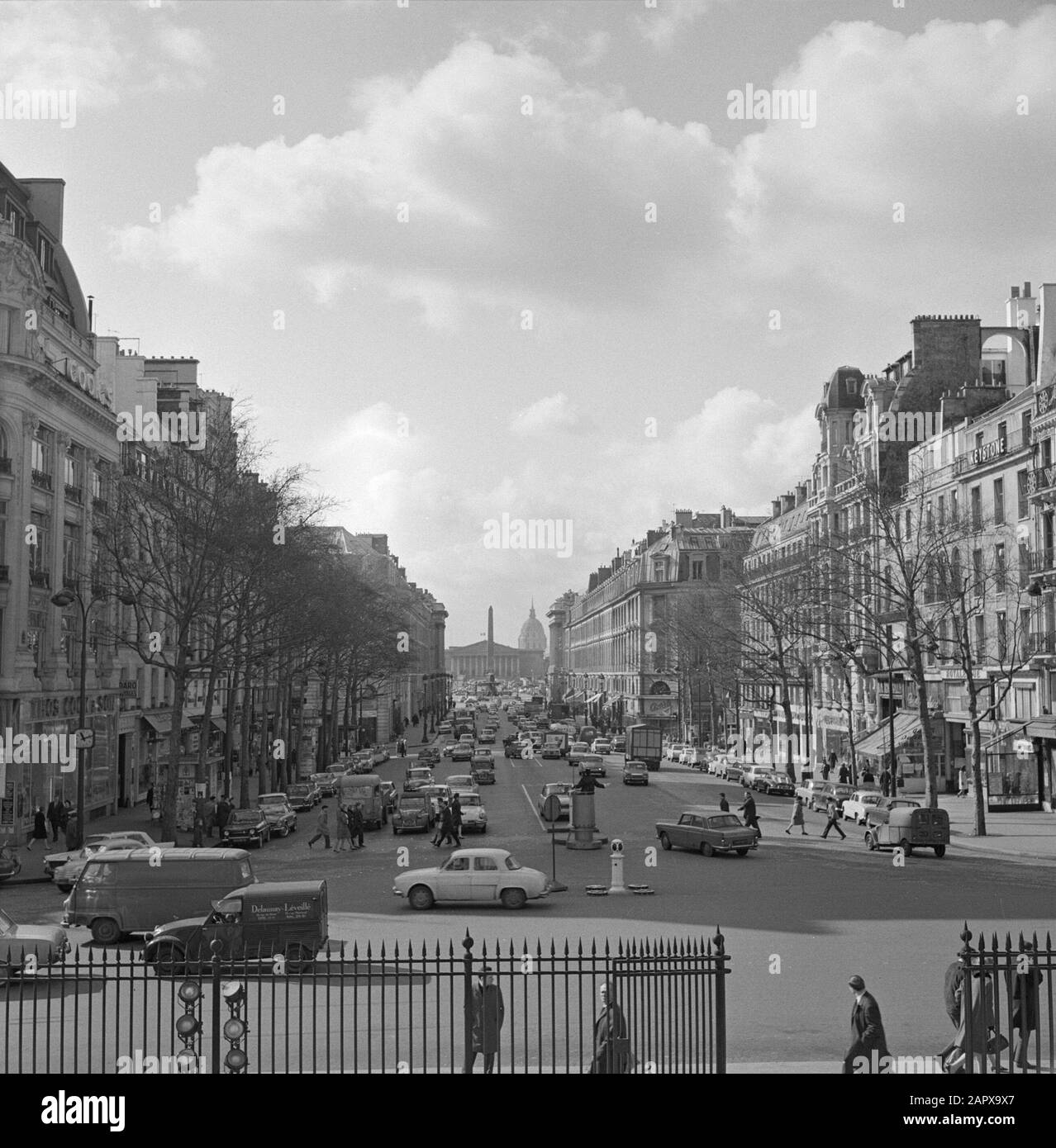 Pariser Bilder [The street life of Paris]  Rue Royale Date: 1965 Location: France, Paris Keywords: cars, street images, traffic Stock Photo