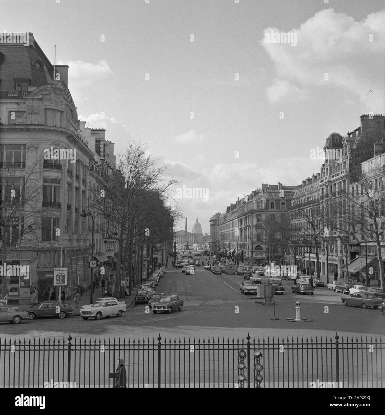 Pariser Bilder [The street life of Paris]  Rue Royale Date: 1965 Location: France, Paris Keywords: cars, street images, traffic Stock Photo