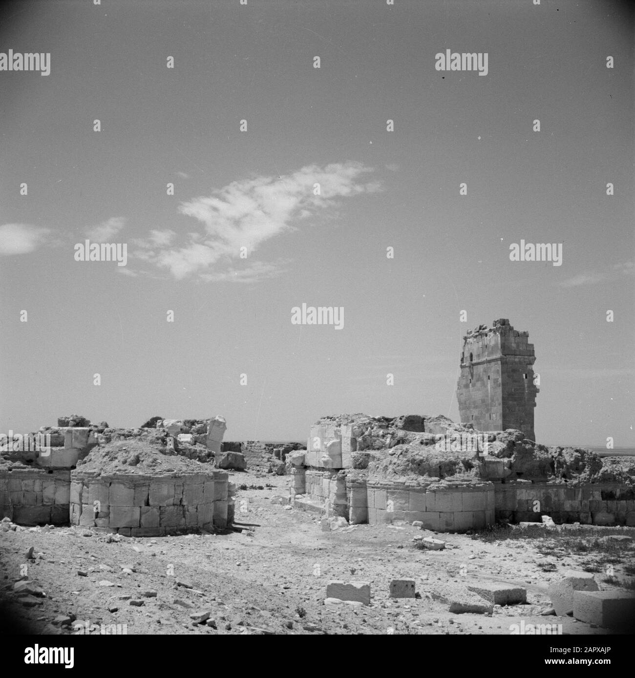 Middle East 1950-1955: Syria View of the city of Aleppo with the citadel  above Date: 1950 Location: Aleppo, Syria Keywords: fortresses, landscapes,  panoramas Stock Photo - Alamy