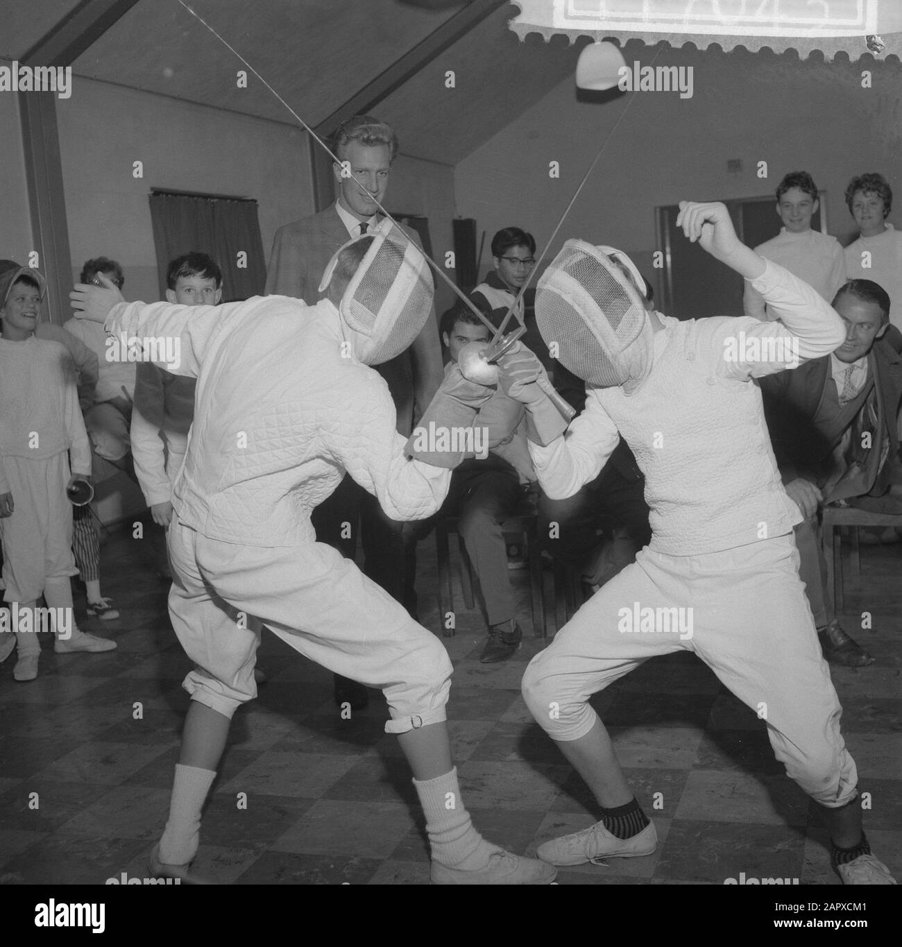 Assignment Boys on the screens Date: October 25, 1960 Keywords: BOYS, FENCING, Assignments Stock Photo