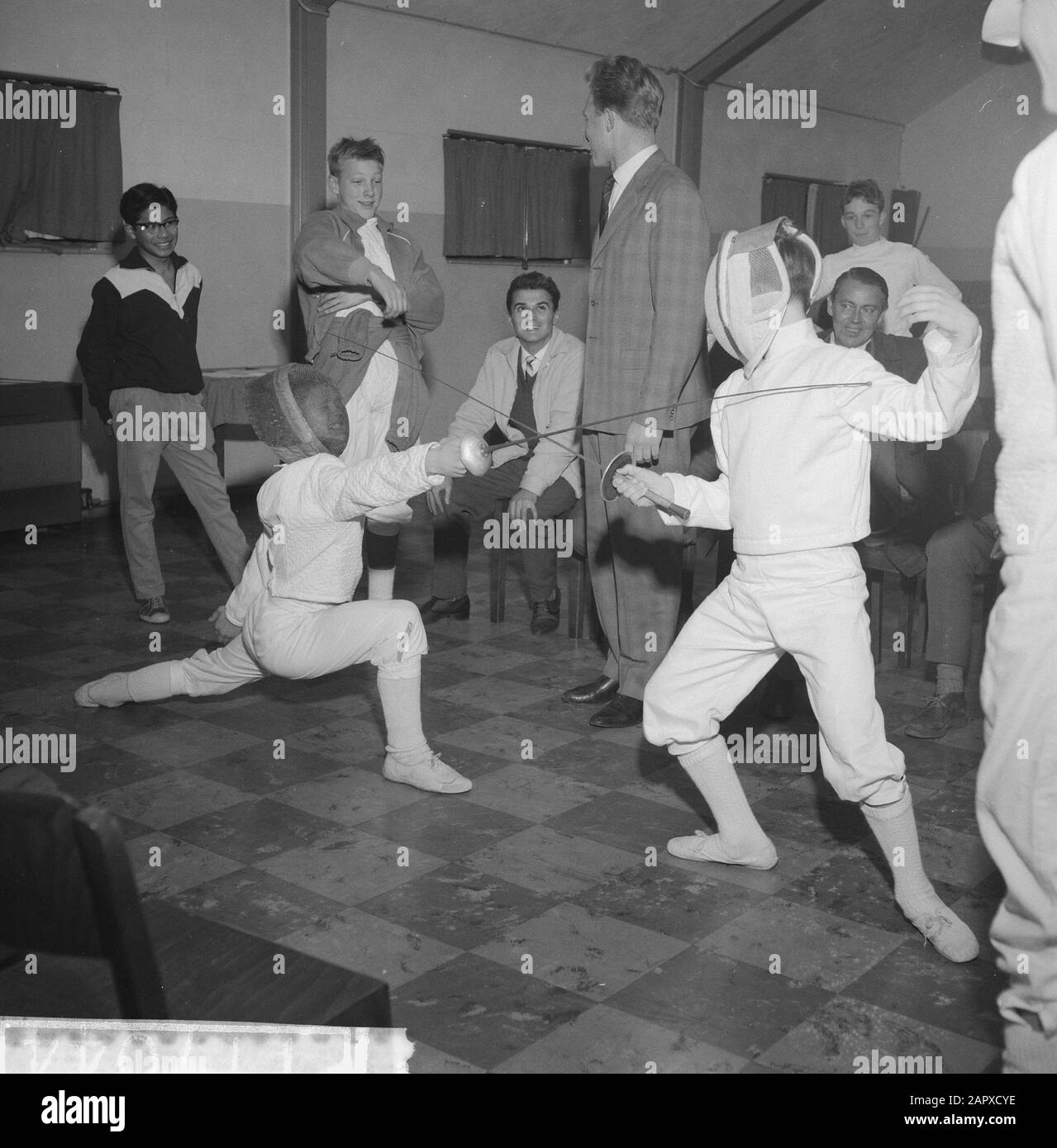 Assignment Boys on the screens Date: October 25, 1960 Keywords: BOYS, FENCING, Assignments Stock Photo