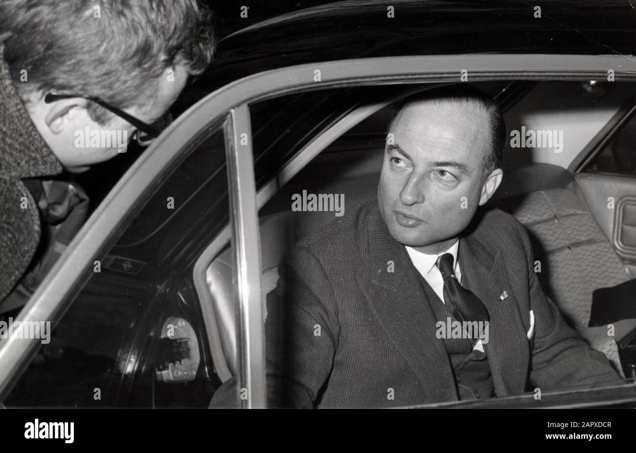Schmelzer, W.K.N.. (CVP). Informator Schmelzer, after his visit to the Queen at the Soestdijk Palace, is speaking to journalists/the press from his car. Netherlands, Baarn/Soest, 12 March 1965.; Stock Photo