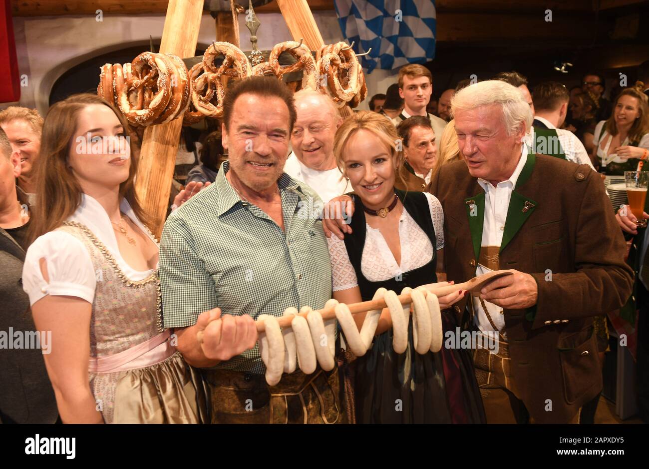 Going Am Wilden Kaiser, Austria. 24th Jan, 2020. Actor Arnold Schwarzenegger (2nd from left), his daughter Christina (left), Balthasar Hauser, managing director of the Stanglwirt, and his daughter Maria Hauser celebrate at the Weißwurst Party at the Stanglwirt, one day before the legendary Hahnenkamm Race. The events surrounding the Streif are among the most important celebrity events of the year in Austria. Credit: Felix Hörhager/dpa/Alamy Live News Stock Photo