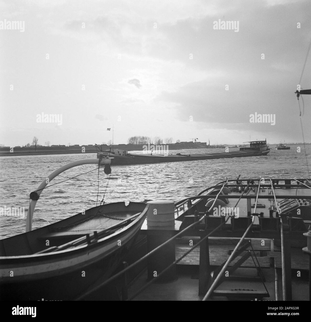 Rijnvaart, reportage from tug Damco 9: Netherlands Sleep op de Maas ...