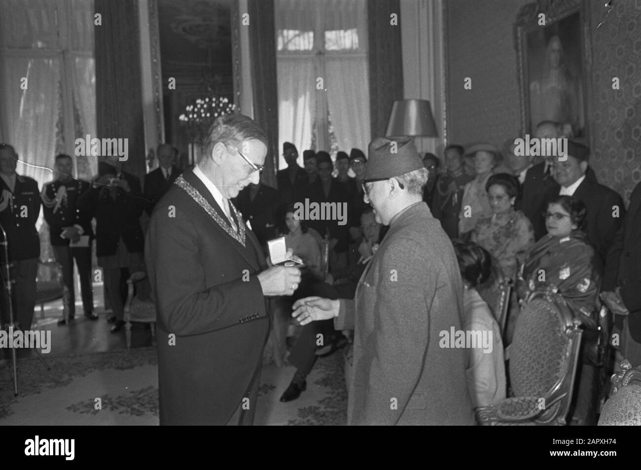 State visit Queen and King of Nepal to Amsterdam, Mayor Van Hall gives badge of the city to King of Nepal Date: April 25, 1967 Location: Amsterdam, Nepal Keywords: STAD, kings, queens, state visits Personal name: Hall, Gijs van Stock Photo