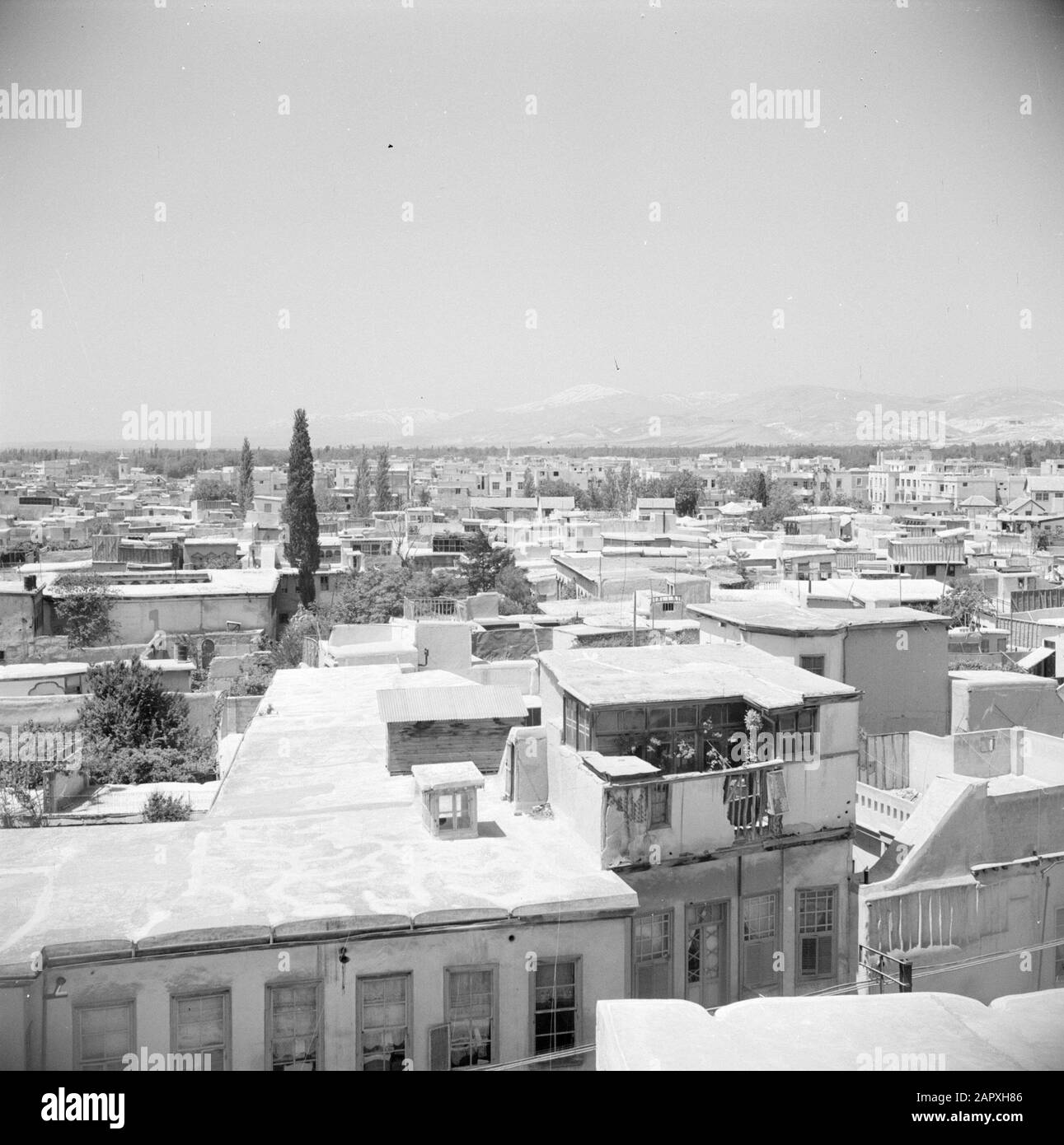 Middle East 1950-1955: Syria View of the city of Aleppo with the citadel  above Date: 1950 Location: Aleppo, Syria Keywords: fortresses, landscapes,  panoramas Stock Photo - Alamy