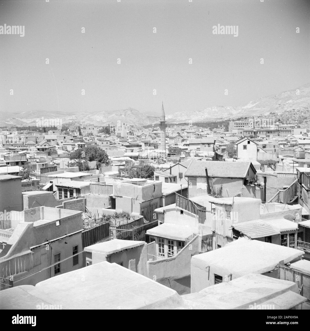 Middle East 1950-1955: Syria View of the city of Aleppo with the citadel  above Date: 1950 Location: Aleppo, Syria Keywords: fortresses, landscapes,  panoramas Stock Photo - Alamy