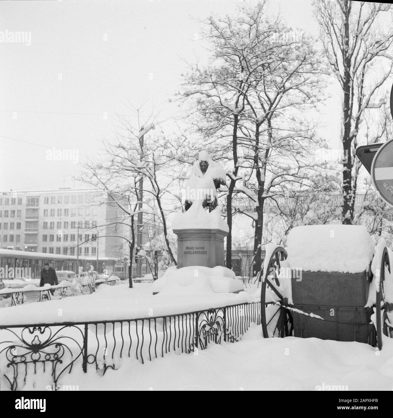 Visit to Munich  Statue of Franz Xaver Gabelsberger, inventor of a stenographic writing, in the snow Date: December 1, 1958 Location: Bavaria, Germany, Munich, West Germany Keywords: carriages, snow, statues, winter Personal name: Gabelsberger, Franz Xaver Stock Photo