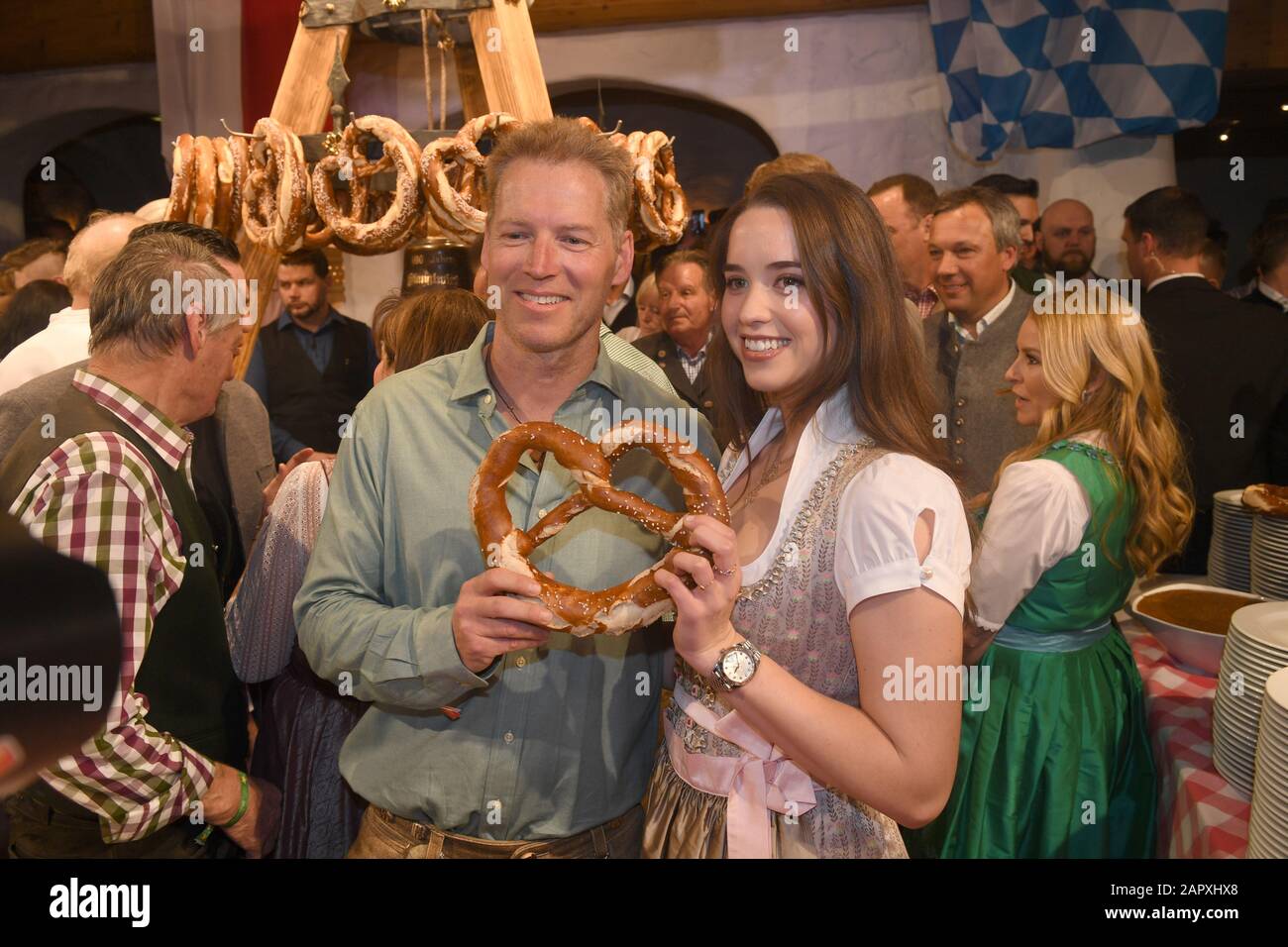 Going Am Wilden Kaiser, Austria. 24th Jan, 2020. Patrick Knapp-Schwarzenegger, nephew of Arnold Schwarzenegger, and Arnold Schwarzenegger's daughter Christina celebrate at the Weißwurst Party at the Stanglwirt, one day before the legendary Hahnenkamm Race. The events surrounding the Streif are among the most important celebrity events of the year in Austria. Credit: Felix Hörhager/dpa/Alamy Live News Stock Photo